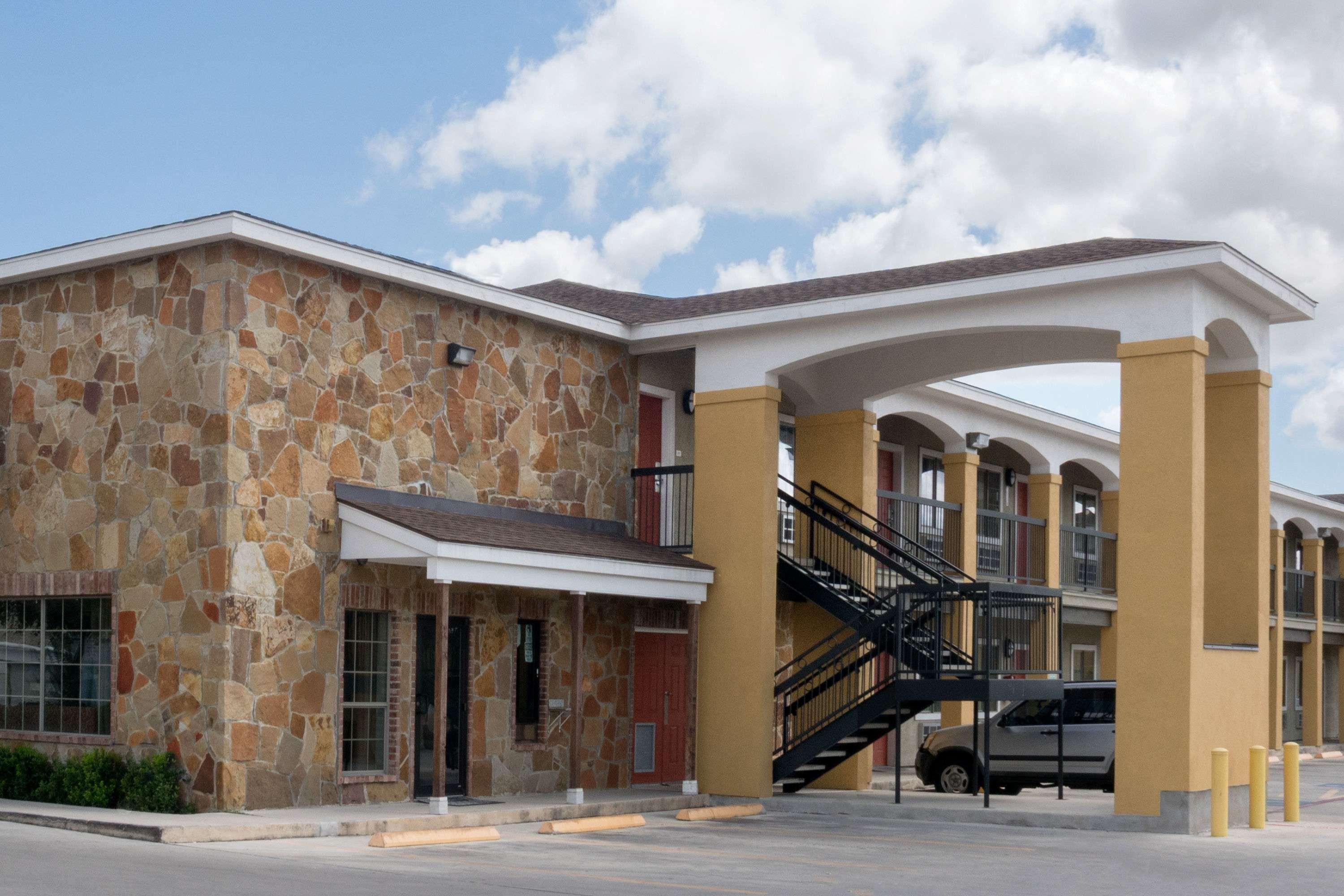 Super 8 By Wyndham San Antonio Near Fort Sam Houston Exterior photo