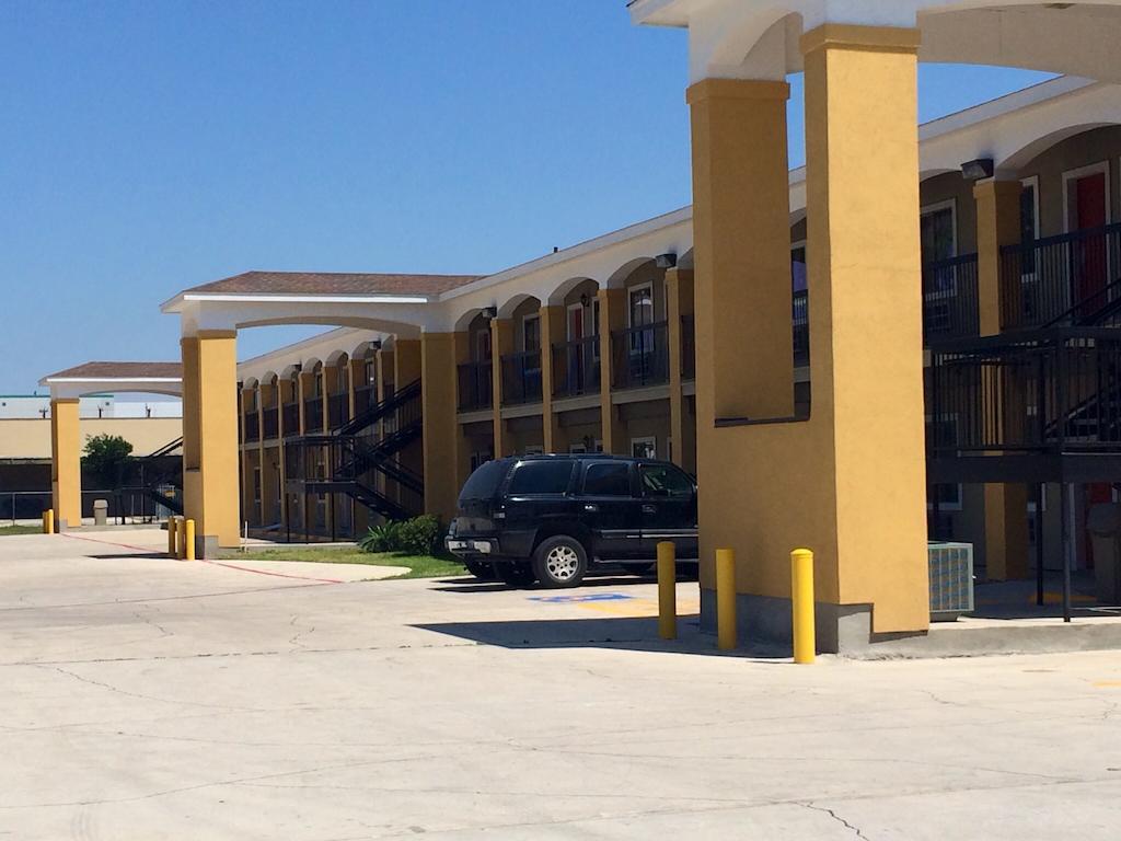 Super 8 By Wyndham San Antonio Near Fort Sam Houston Exterior photo
